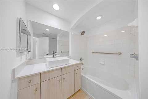 Copropriété à vendre à Surfside, Floride: 2 chambres, 92.62 m2 № 1994393 - photo 6