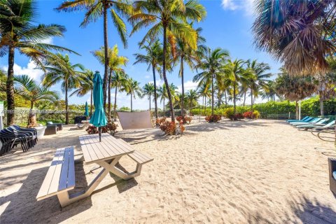 Copropriété à vendre à Surfside, Floride: 2 chambres, 92.62 m2 № 1994393 - photo 28