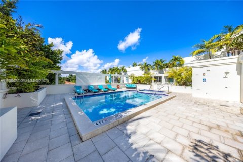 Copropriété à vendre à Surfside, Floride: 2 chambres, 92.62 m2 № 1994393 - photo 26