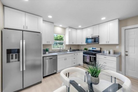 House in Clearwater, Florida 3 bedrooms, 87.7 sq.m. № 2398455 - photo 13