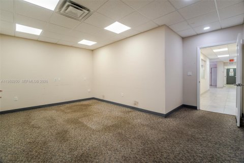 Купить коммерческую недвижимость в Майами, Флорида № 2005778 - фото 9