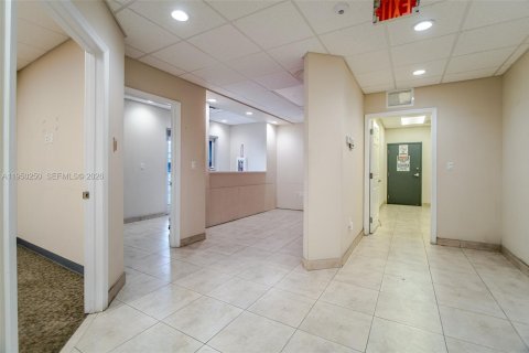 Купить коммерческую недвижимость в Майами, Флорида № 2005778 - фото 6