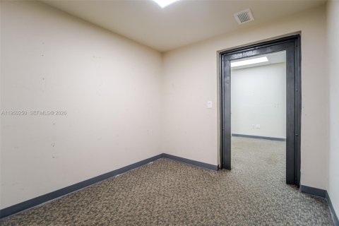 Купить коммерческую недвижимость в Майами, Флорида № 2005778 - фото 11