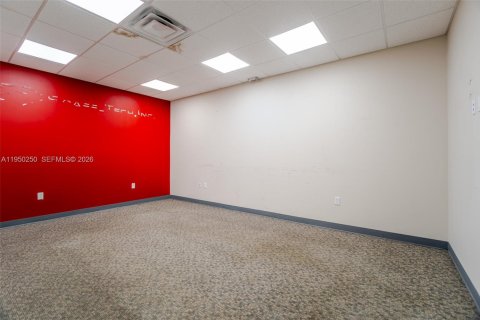 Купить коммерческую недвижимость в Майами, Флорида № 2005778 - фото 13