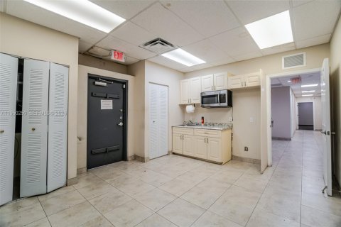Купить коммерческую недвижимость в Майами, Флорида № 2005778 - фото 28