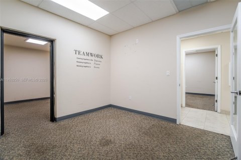 Купить коммерческую недвижимость в Майами, Флорида № 2005778 - фото 10