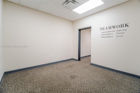 Купить коммерческую недвижимость в Майами, Флорида № 2005778 - фото 12