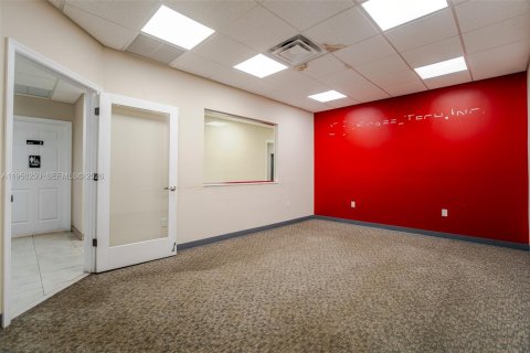 Купить коммерческую недвижимость в Майами, Флорида № 2005778 - фото 18