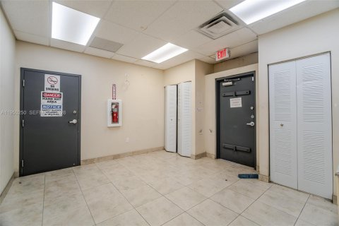 Купить коммерческую недвижимость в Майами, Флорида № 2005778 - фото 27