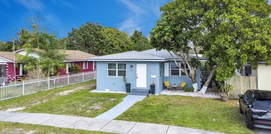 House in Hollywood, Florida 3 bedrooms, 171.87 sq.m. № 1007312