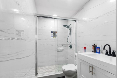 House in Fort Lauderdale, Florida 6 bedrooms, 169.45 sq.m. № 2021985 - photo 6