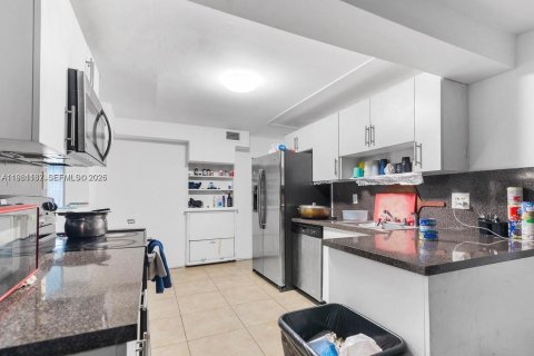 House in Fort Lauderdale, Florida 6 bedrooms, 169.45 sq.m. № 2021985 - photo 4