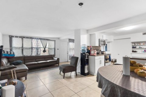 House in Fort Lauderdale, Florida 6 bedrooms, 169.45 sq.m. № 2021985 - photo 2