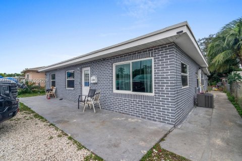 House in Fort Lauderdale, Florida 6 bedrooms, 169.45 sq.m. № 2021985