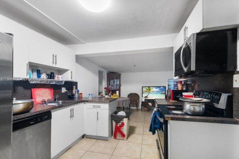 House in Fort Lauderdale, Florida 6 bedrooms, 169.45 sq.m. № 2021985 - photo 5