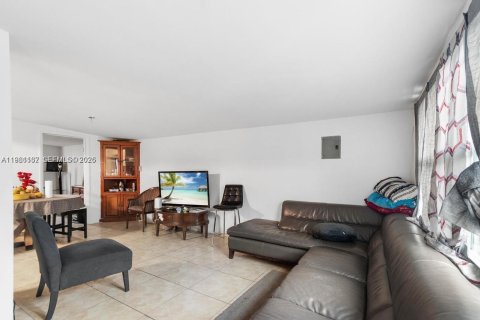 House in Fort Lauderdale, Florida 6 bedrooms, 169.45 sq.m. № 2021985 - photo 7