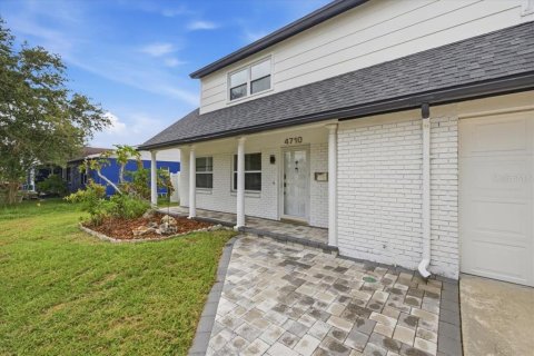 House in Tampa, Florida 4 bedrooms, 209.87 sq.m. № 2204244 - photo 2