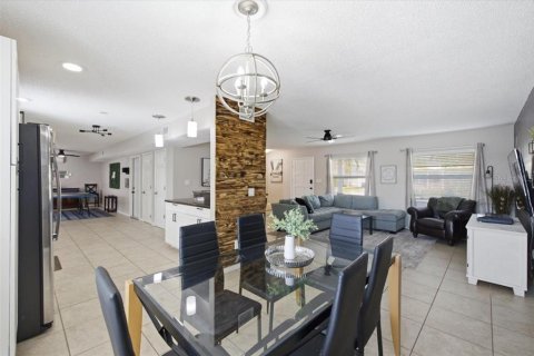 House in Tampa, Florida 4 bedrooms, 209.87 sq.m. № 2204244 - photo 7