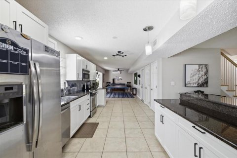House in Tampa, Florida 4 bedrooms, 209.87 sq.m. № 2204244 - photo 8