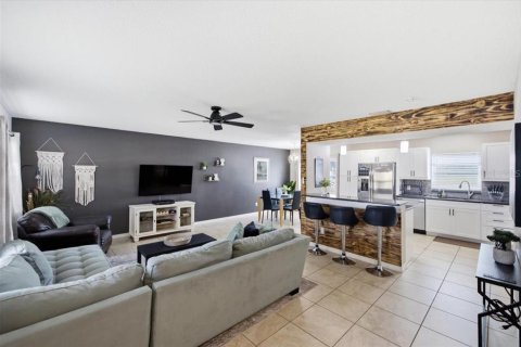 House in Tampa, Florida 4 bedrooms, 209.87 sq.m. № 2204244 - photo 4