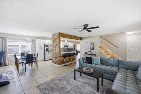 House in Tampa, Florida 4 bedrooms, 209.87 sq.m. № 2204244 - photo 5