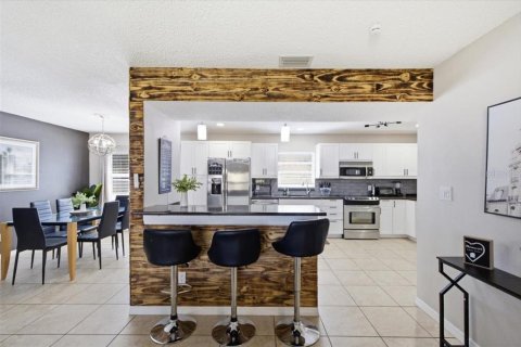 House in Tampa, Florida 4 bedrooms, 209.87 sq.m. № 2204244 - photo 6