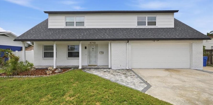 House in Tampa, Florida 4 bedrooms, 209.87 sq.m. № 2204244