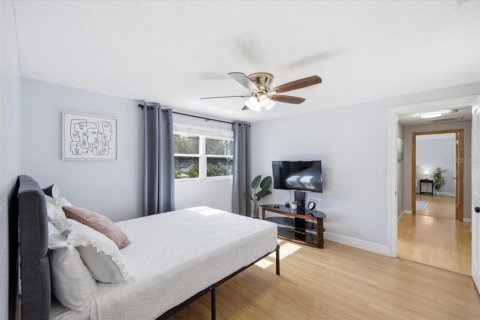 House in Tampa, Florida 4 bedrooms, 209.87 sq.m. № 2204244 - photo 24