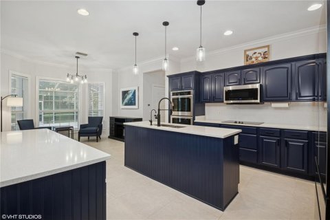 House in Fruitland Park, Florida 7 bedrooms, 361.39 sq.m. № 1837844 - photo 9