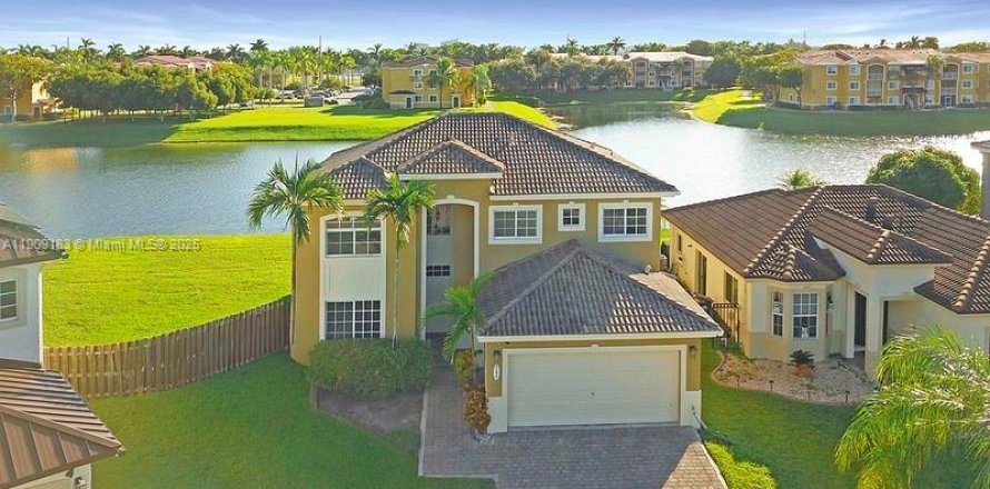 House in Cutler Bay, Florida 4 bedrooms № 2013135
