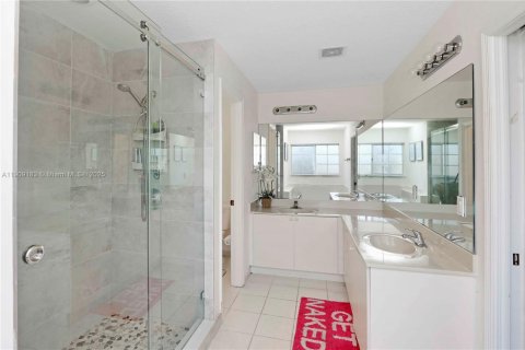 House in Cutler Bay, Florida 4 bedrooms № 2013135 - photo 16