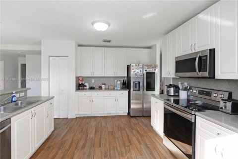 House in Cutler Bay, Florida 4 bedrooms № 2013135 - photo 12