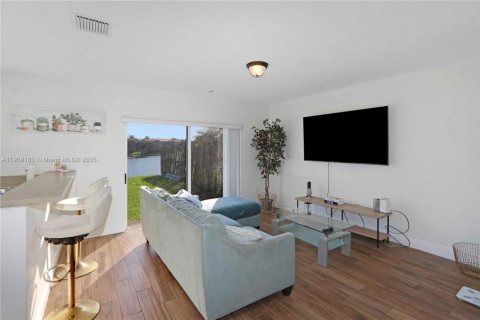 House in Cutler Bay, Florida 4 bedrooms № 2013135 - photo 8