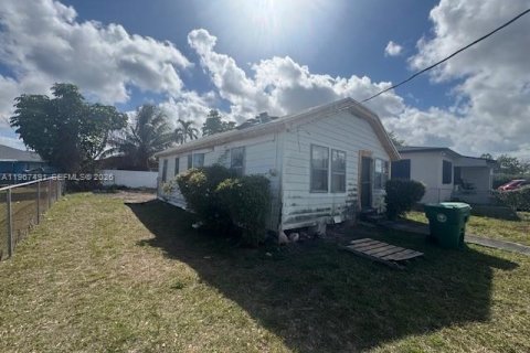 House in Miami, Florida 3 bedrooms, 80.27 sq.m. № 2028672 - photo 4