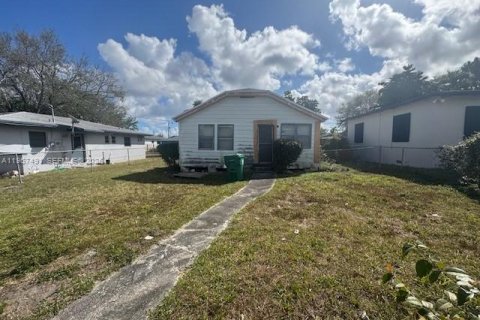 House in Miami, Florida 3 bedrooms, 80.27 sq.m. № 2028672 - photo 2