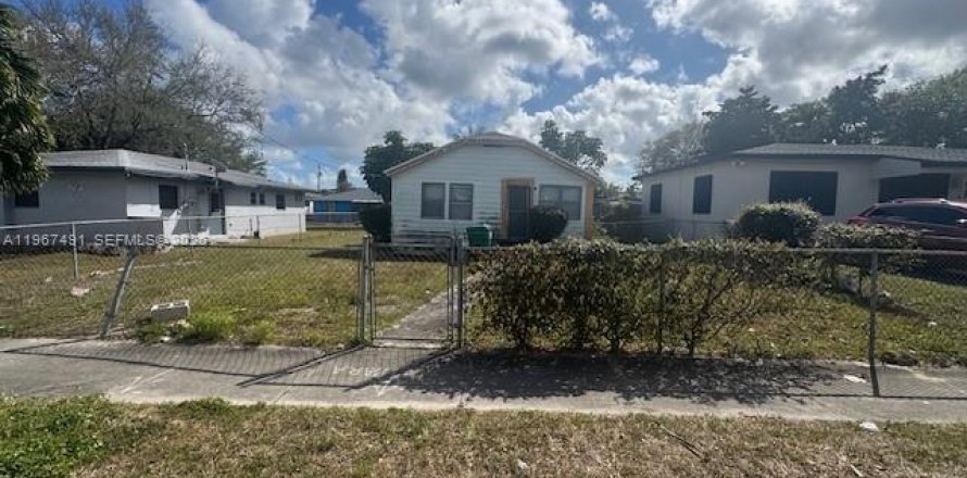 House in Miami, Florida 3 bedrooms, 80.27 sq.m. № 2028672