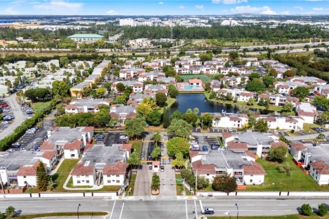 Copropriété à vendre à Miami, Floride: 3 chambres, 112.88 m2 № 2015694 - photo 7