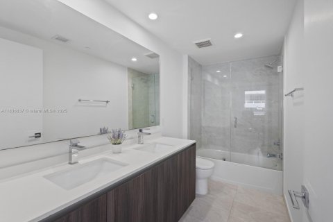 Condo in Miami, Florida, 2 bedrooms  № 1826078 - photo 11