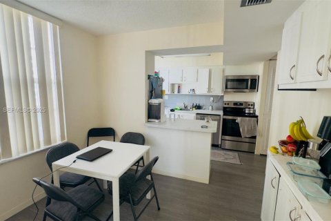 Condo in Sunny Isles Beach, Florida, 2 bedrooms  № 2035163 - photo 15