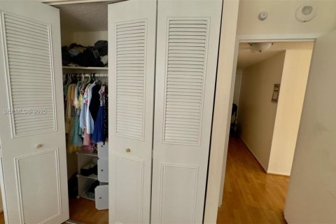 Condo in Sunny Isles Beach, Florida, 2 bedrooms  № 2035163 - photo 19