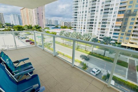 Condo in Sunny Isles Beach, Florida, 2 bedrooms  № 2035163 - photo 4