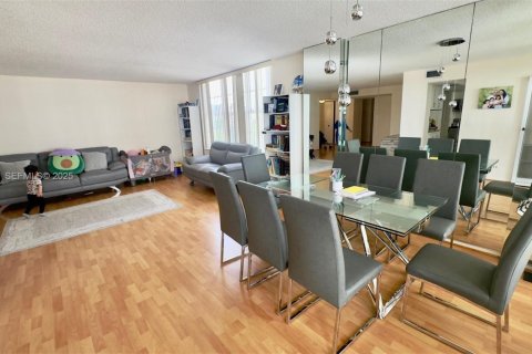 Condo in Sunny Isles Beach, Florida, 2 bedrooms  № 2035163 - photo 10