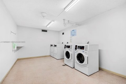 Condo in Sunny Isles Beach, Florida, 2 bedrooms  № 2035163 - photo 27