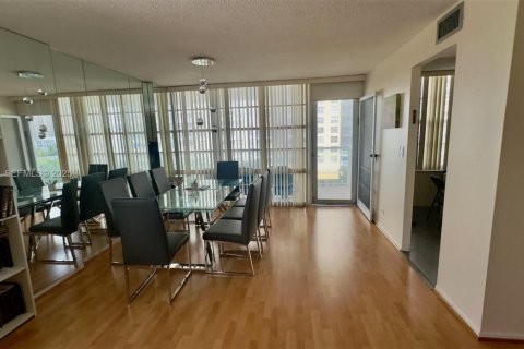 Condo in Sunny Isles Beach, Florida, 2 bedrooms  № 2035163 - photo 9