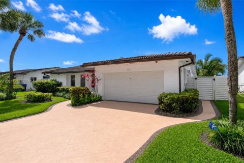 Villa ou maison à vendre à Miami Lakes, Floride: 4 chambres, 225.38 m2 № 2076685 - photo 2