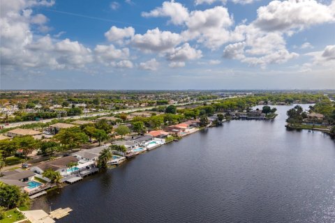 Villa ou maison à vendre à Miami Lakes, Floride: 4 chambres, 225.38 m2 № 2076685 - photo 16