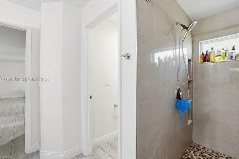 House in Lehigh Acres, Florida 3 bedrooms № 2057526 - photo 5