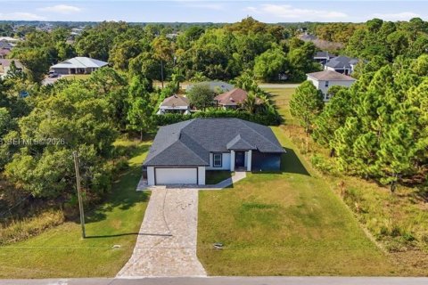 House in Lehigh Acres, Florida 3 bedrooms № 2057526 - photo 12