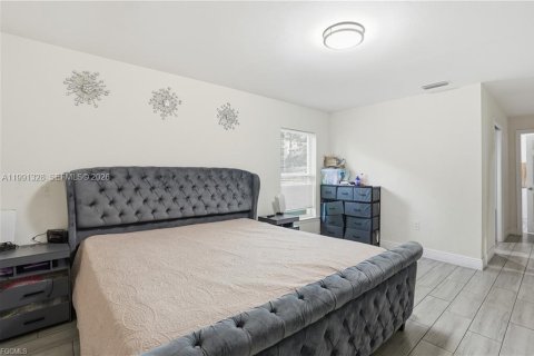 House in Lehigh Acres, Florida 3 bedrooms № 2057526 - photo 2