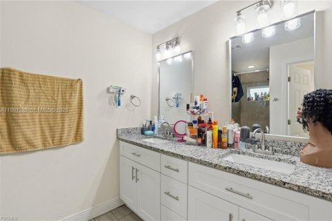 House in Lehigh Acres, Florida 3 bedrooms № 2057526 - photo 4